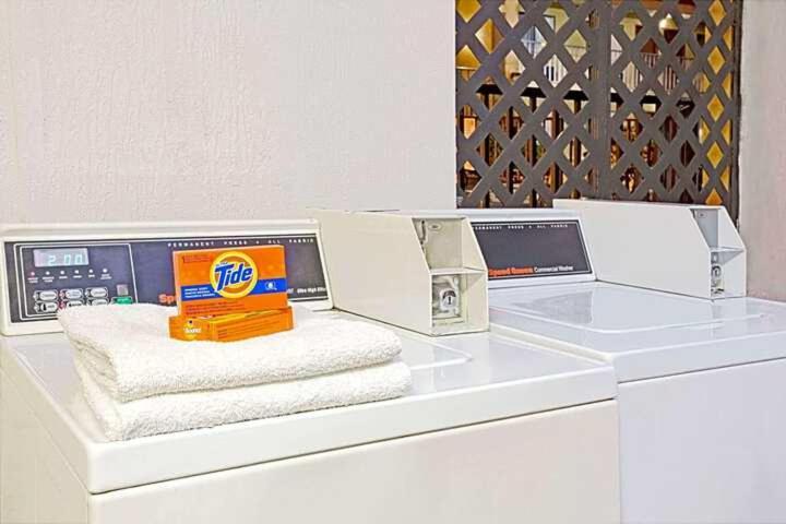 Economy Inn Jax-Op Ориндж Парк Екстериор снимка